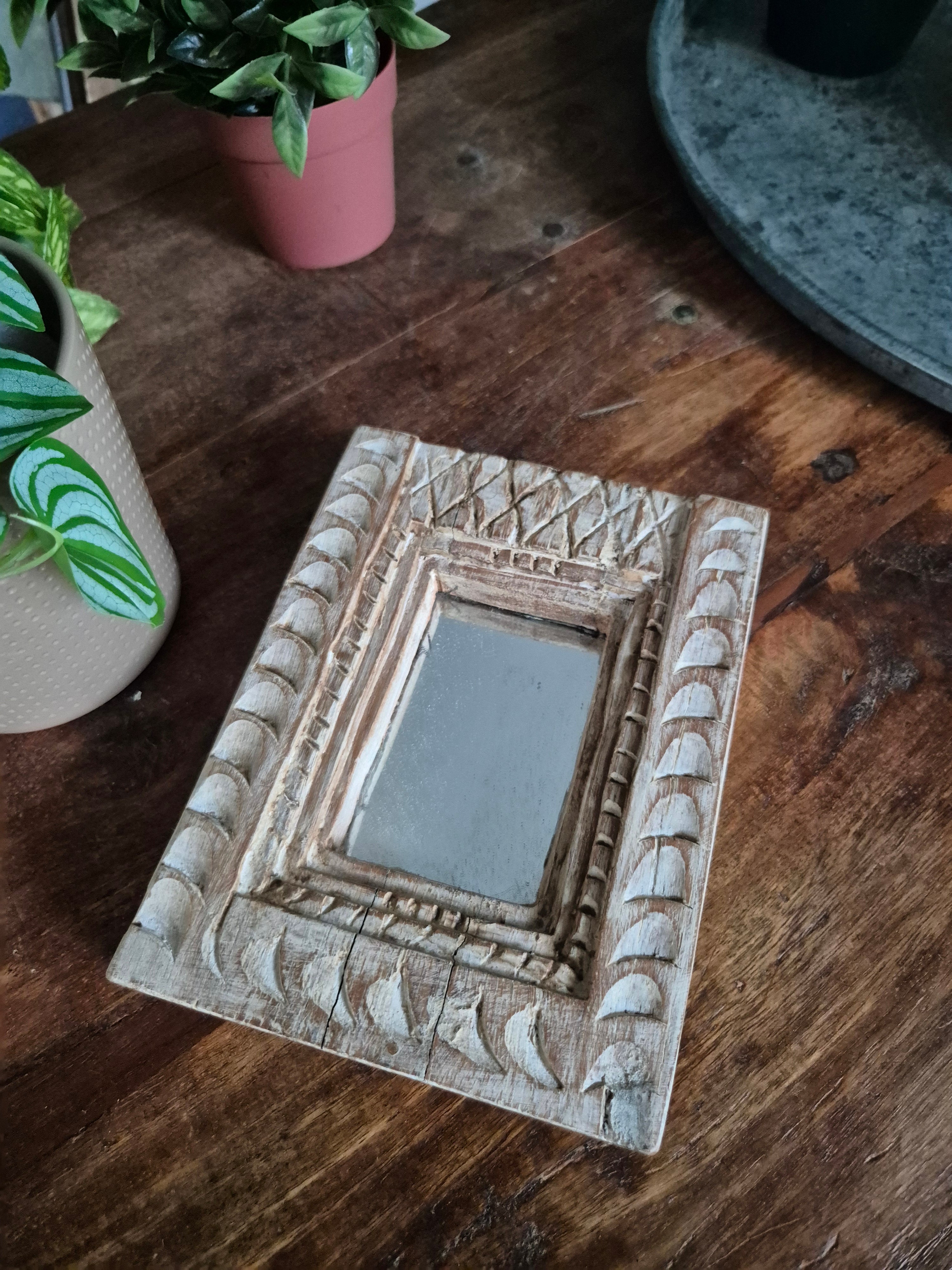 Spiegeltje carved